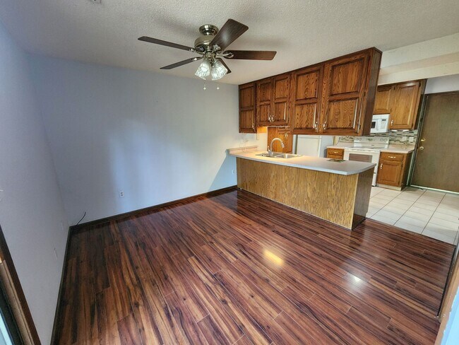 Building Photo - Nice 3BR, 1.5BTH half duplex near schools ...