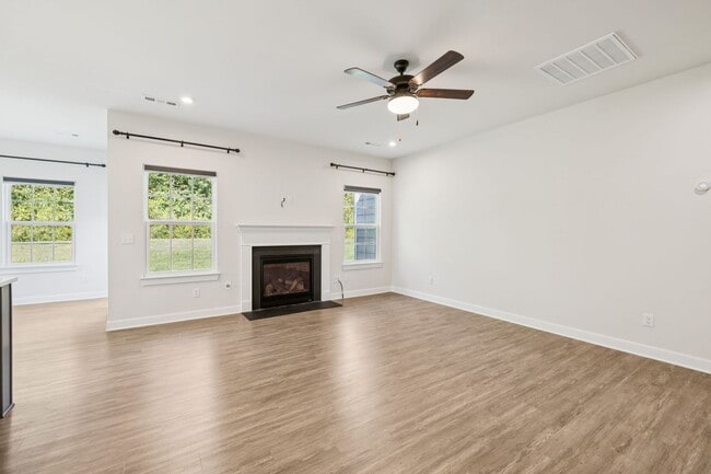 Building Photo - 5BR/3.5BA home offers stylish and function...