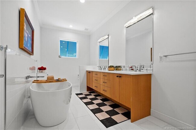 Building Photo - 521 SW Ocean Blvd