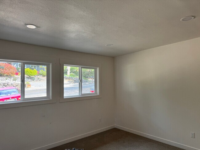 Building Photo - 2112 Sunset Dr W