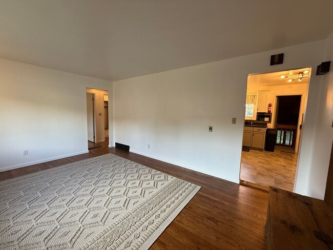 Building Photo - Spacious Rural Ranch!