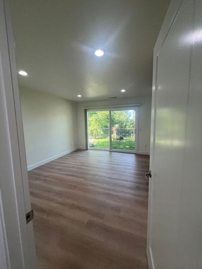 Building Photo - Beautiful Updated West Redding Home!