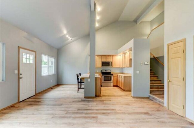 Building Photo - Beautiful Town House in Olympia