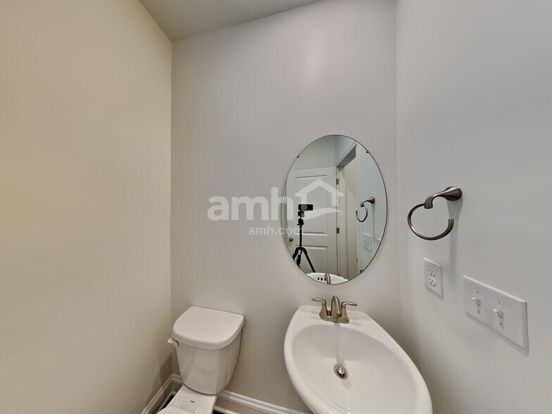 Building Photo - 618 Rivermist Dr