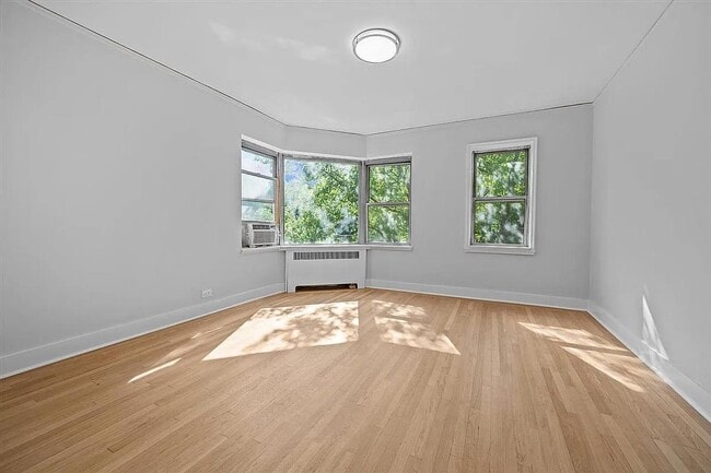 Building Photo - 3810 Greystone Ave