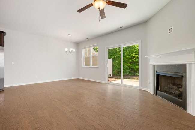 Building Photo - 3 Bed 2.5 Bath End Unit at Winsford At the Park!