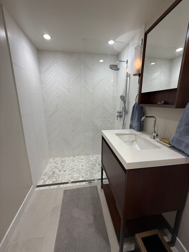 Building Photo - 6484 Heather St