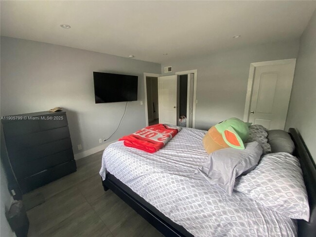 Building Photo - 8400 W Sample Rd