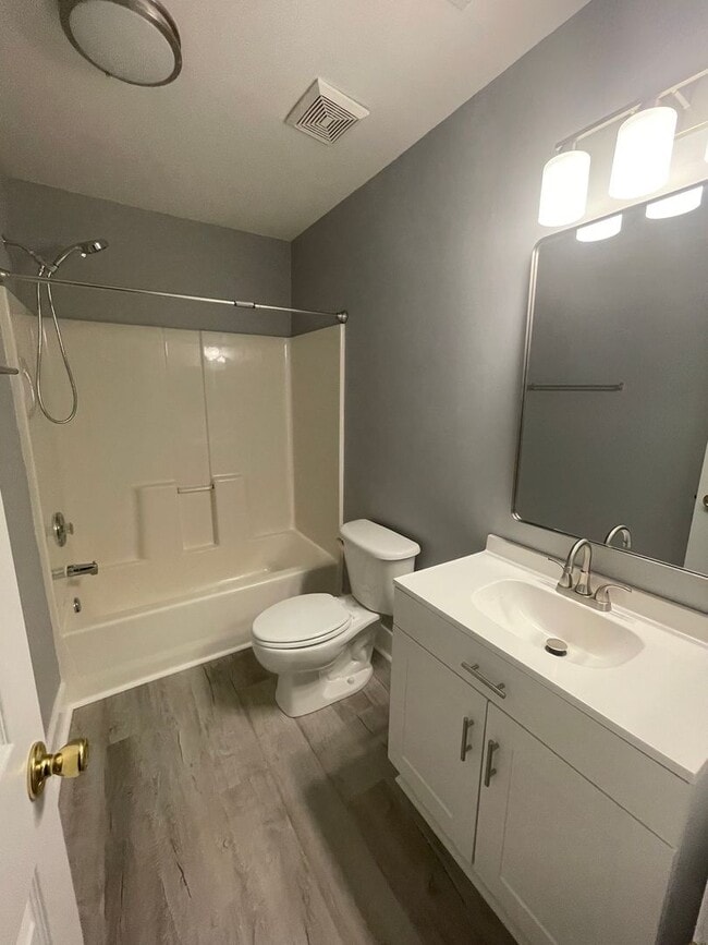 Building Photo - Adorable 2 bedroom 2.5 bathroom townhome |...
