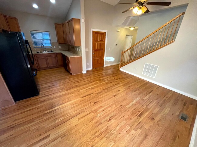 Building Photo - Cute Townhome In Stapleton! Master Suite! ...