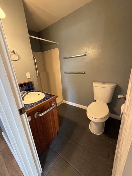 Building Photo - 430 S Holladay Dr