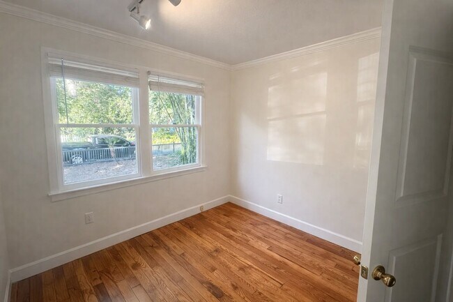 Building Photo - Beautifully Kept Historic Home!!