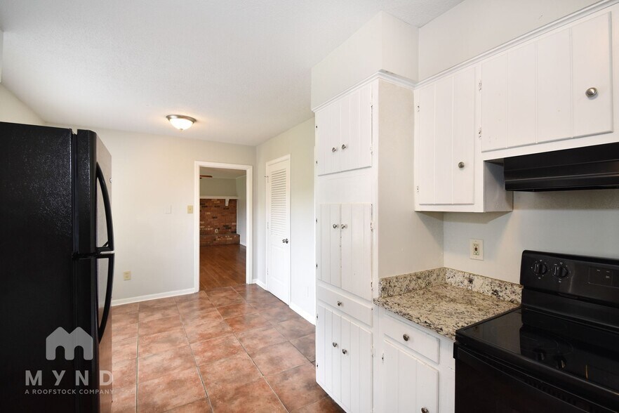 Building Photo - 3369 Foxwood Dr