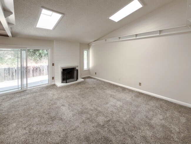 Building Photo - 3 Bedroom/2 Bathroom Private Home with Lar...