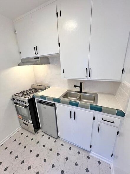 Building Photo - 1221 N Sweetzer Ave