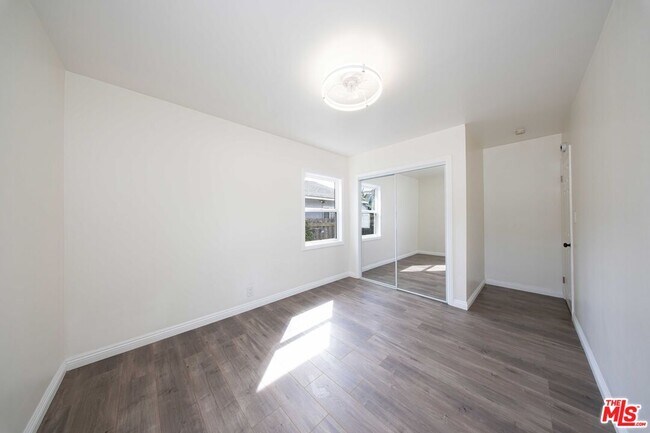 Building Photo - 8432 Glenoaks Blvd