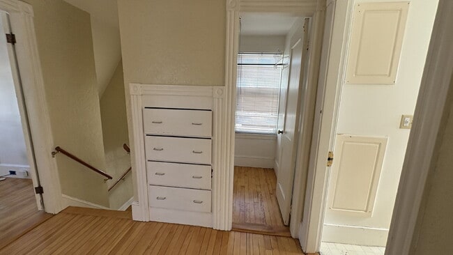 Building Photo - Charming 3-Bed Home with Gleaming Hardwood Floors in Westbrook – Your Cozy Retreat Awaits!