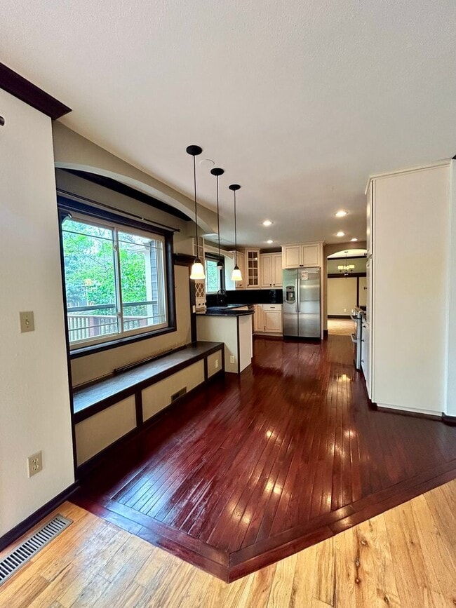 Building Photo - Beautiful 5 Bedroom Home with Large Private Yard