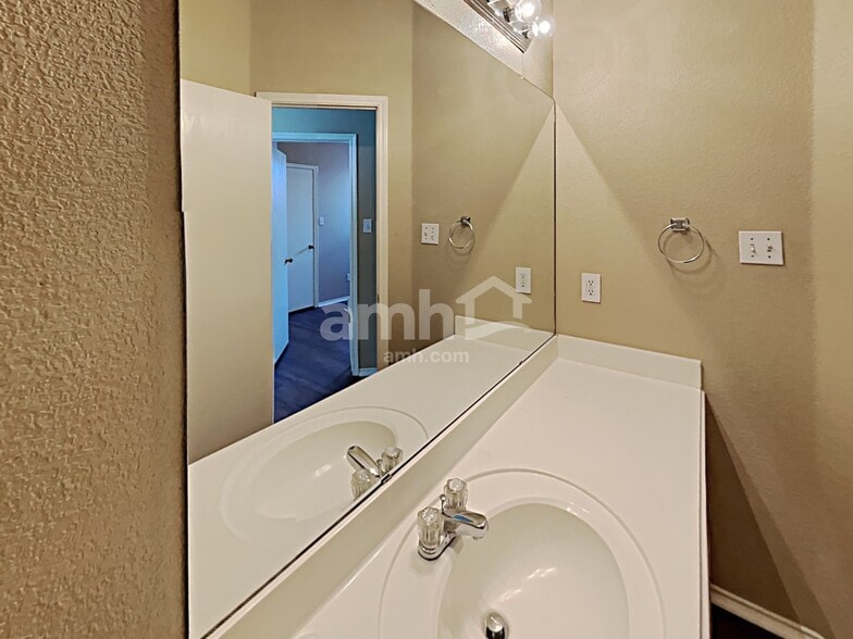 Building Photo - 8516 Rainy Lake Dr