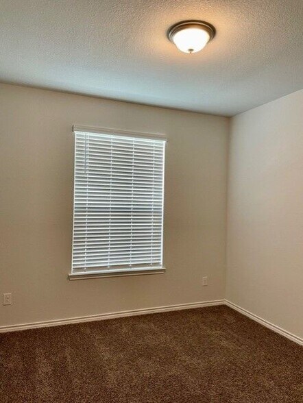 Building Photo - 1312 McQueeny Dr