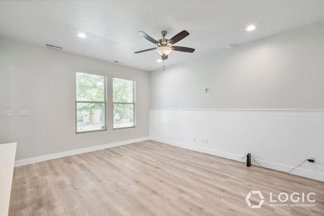 Building Photo - Beautiful Townhome in Amazing Location.