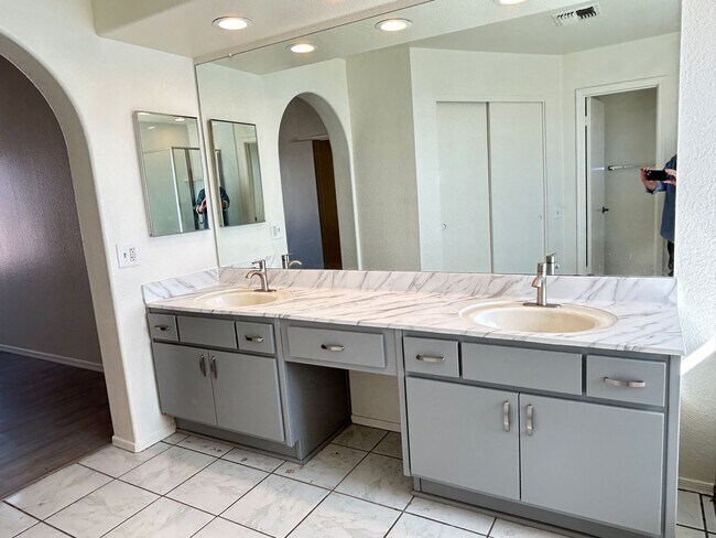 Building Photo - MUST SEE HOME IN AVONDALE WITH POOL!