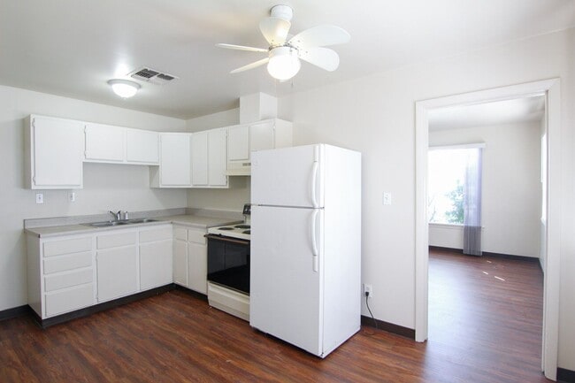 Building Photo - Duplex for Rent in Redding CA | Near Downtown, Laundry Hookups, Yard