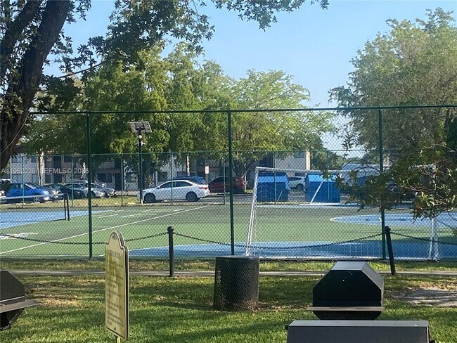 Building Photo - 335 W Laurel Dr