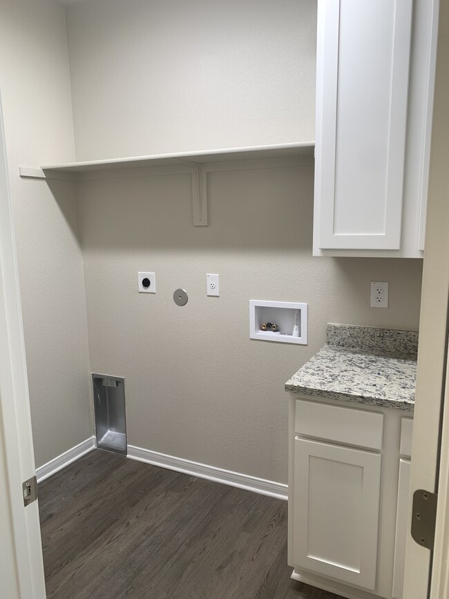 Building Photo - 608 Ripplewood Dr