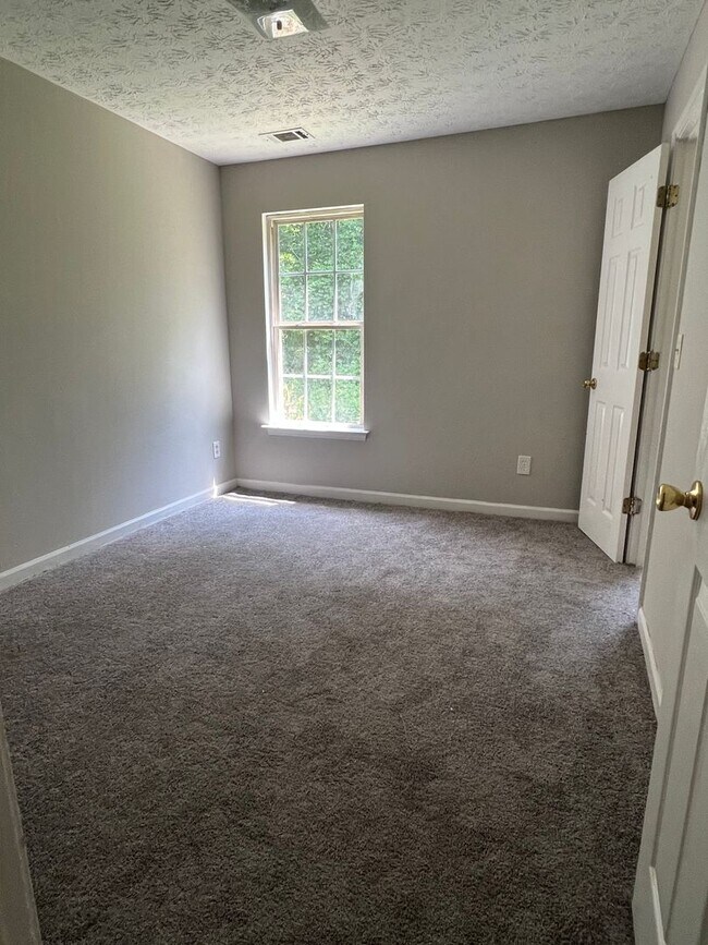 Building Photo - Charming 4 Bedroom Home