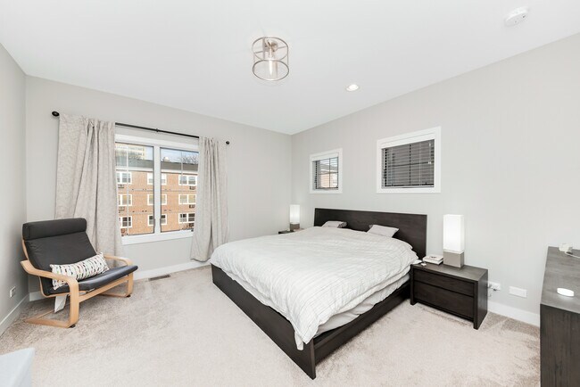 Building Photo - 1025 Walnut Wy