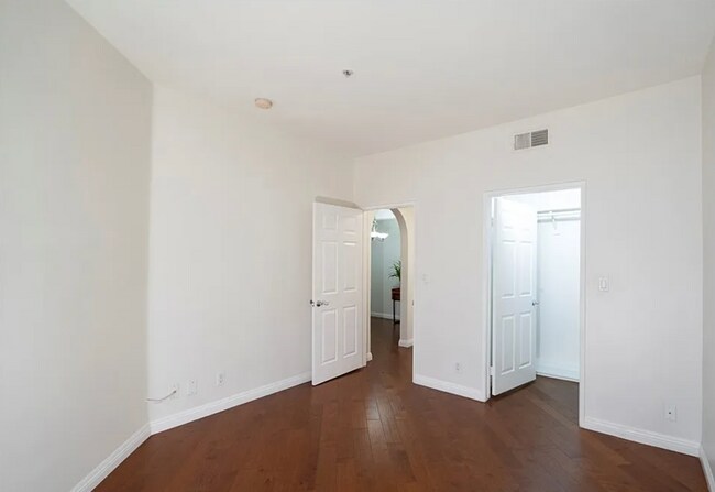 Building Photo - 620 S Gramercy Pl