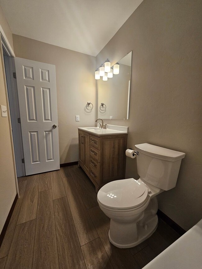 Building Photo - (1) Bed/(1) Bath Newly Remodeled! Direct A...