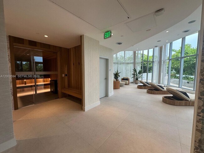 Building Photo - 700 NE 24th St