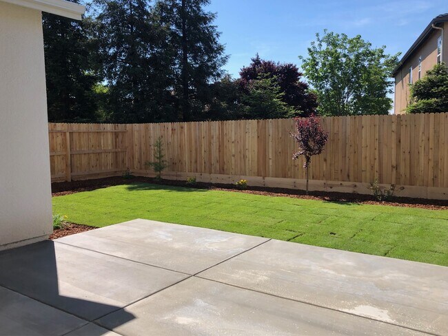 Building Photo - $2,695 Ashlan & Armstrong, 4 Bedroom - E. ...