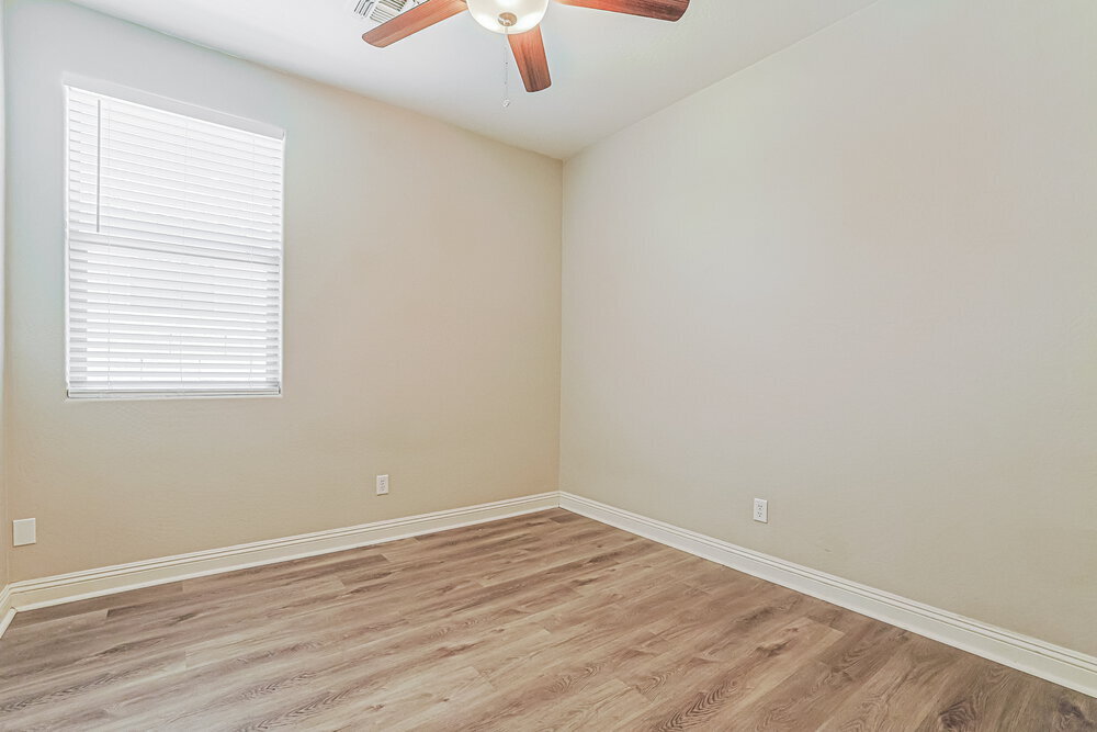 Building Photo - 1655 W Paisley Dr