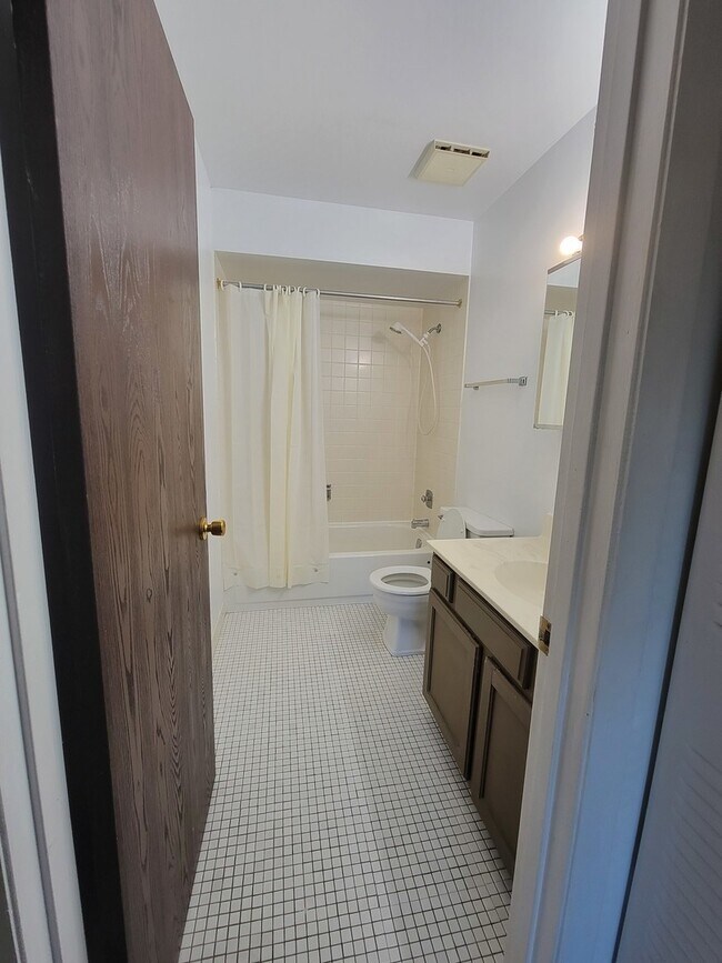 Building Photo - 1018 Castilian Ct