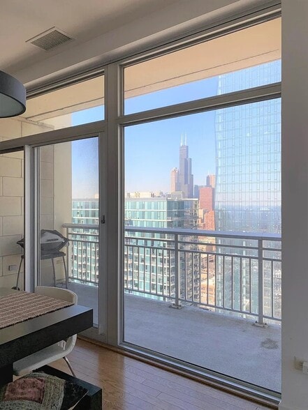 Northwest view - 1400 S Michigan Ave