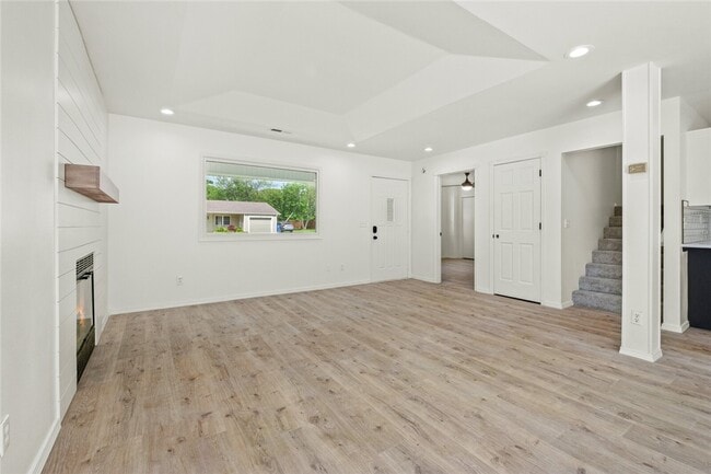 Building Photo - 1604 Oakwood Ave