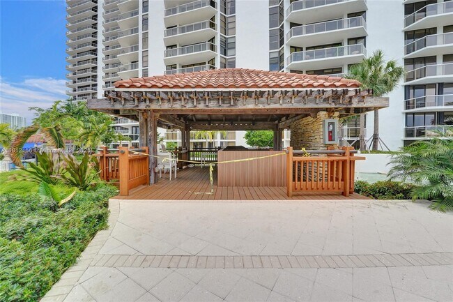 Building Photo - 20281 E Country Club Dr