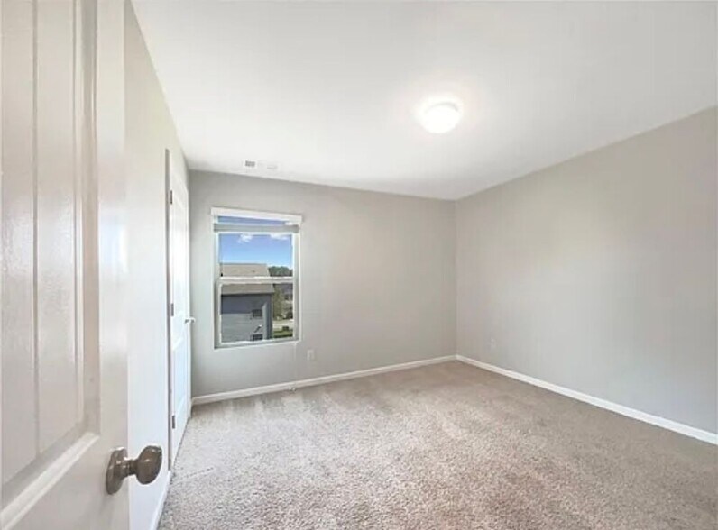 Building Photo - 444 Lake Ridge Ln