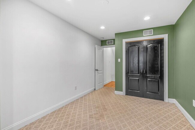 Building Photo - 1922 Montrose St