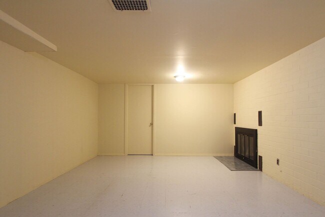 Building Photo - 1506 W White River Blvd
