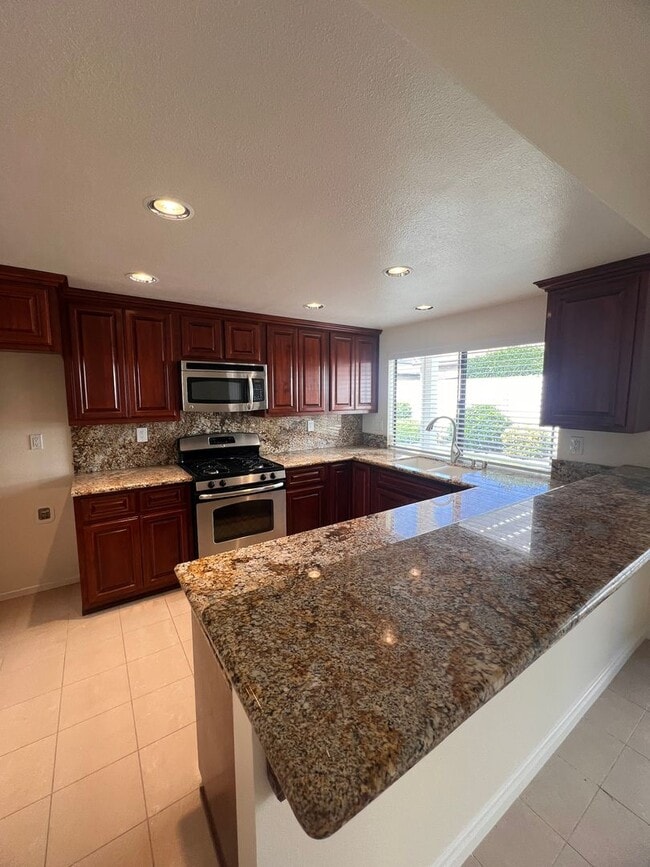Building Photo - Camarillo - Single story, four bedroom, two bathroom home