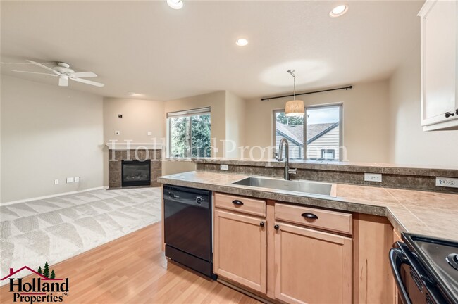 Building Photo - Spacious Townhome with A/C, Gas Fireplace & Water/Sewer Included!