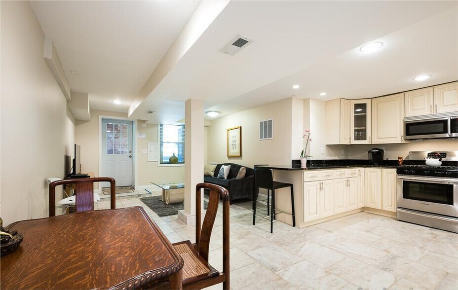 Building Photo - 723 5th St NE