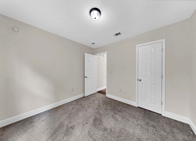 Building Photo - MOVE IN SPECIAL 1/2 off 1st months rent!!!!