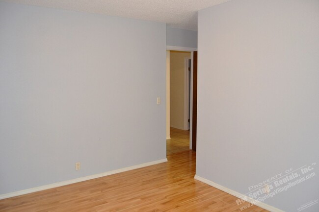 Building Photo - West Gate Area | Townhome | Unfurnished