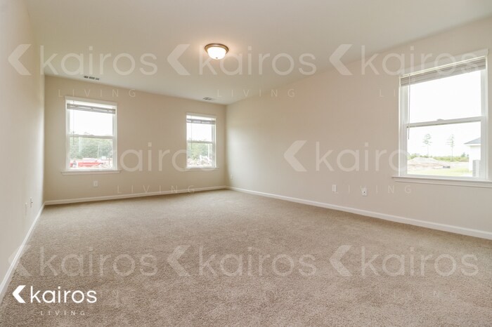 Building Photo - 17 Red Oak Dr.