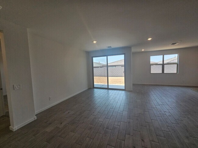 Building Photo - Beautiful new build w mountain views